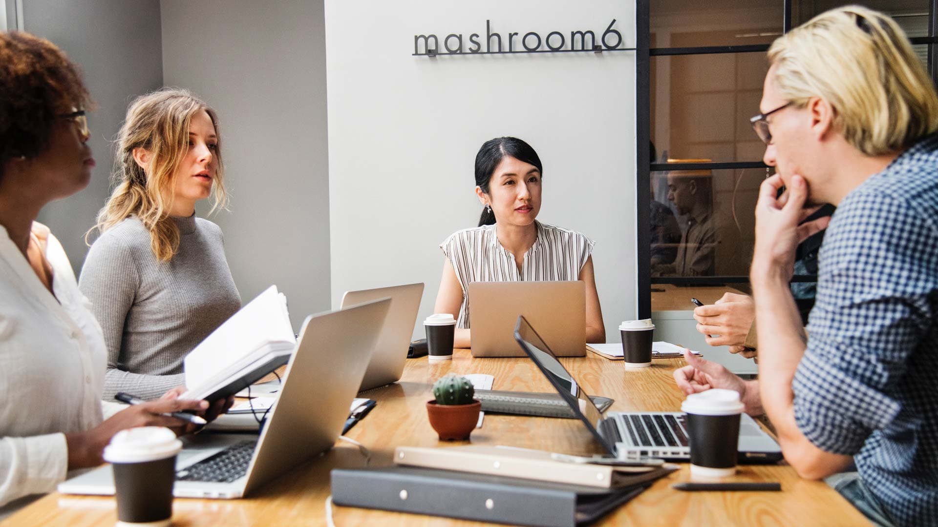 Advogados em sessão no tribunal defendendo cliente